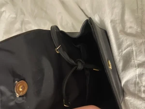 Handväska - En jätte bra handväska att ha om man ska resa utomlands eller bara ha den vardagligt. Anledningen att jag säljer denna är att jag fick en ny av en kompis samma väska 