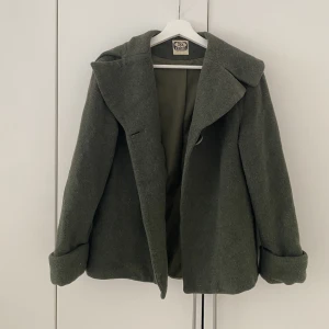 Kort kappa - Används ej därför den säljs  Står ingen strl men skulle säga passar s/m 