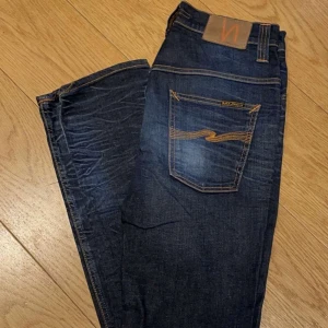 Nudie jeans - Hej! Säljer dessa feta slimmade nudie jeans för ett dunder pris! Lite använda men 9/10 i skick. Längd 32 vid 30. Priset inte hugget i sten. Skriv om fler bilder
