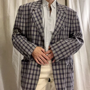 Oversized kavaj - Så snygg oversized kavaj som jag tyvärr inte använder längre. Blåvit rutig med sidofickor. Rak modell med markerade axlar. I mycket bra skick. 