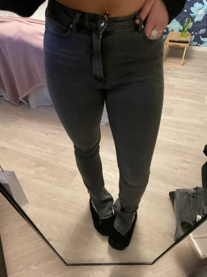 Högmidjade jeans från Gina - Högmidjade jeans ifrån gina i stl XS, passar även s/m då dom är väldigt stretchiga, har slits där nere. Använda fåtal gånger. Bara att skriva ifall ni har några frågor!☺️