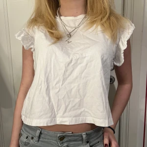 Sommar tröja  - Jätte fin sommar tröja från ZARA köpte för 239 kr💕 sommaren 2022 så den är trodligen slutsåld!❤️