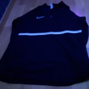 NAIKE / KOFTA / TRÖJA  - NAIKE TRÖJA / KOFTA själv älskar jag denna men den kommer inte till användnig det är därför jag säljer denna ( INGA HÅLLLLL) 