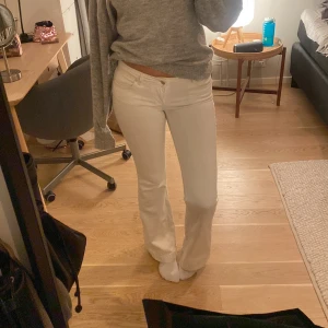 Vita jeans - Vita lågmidjade jeans