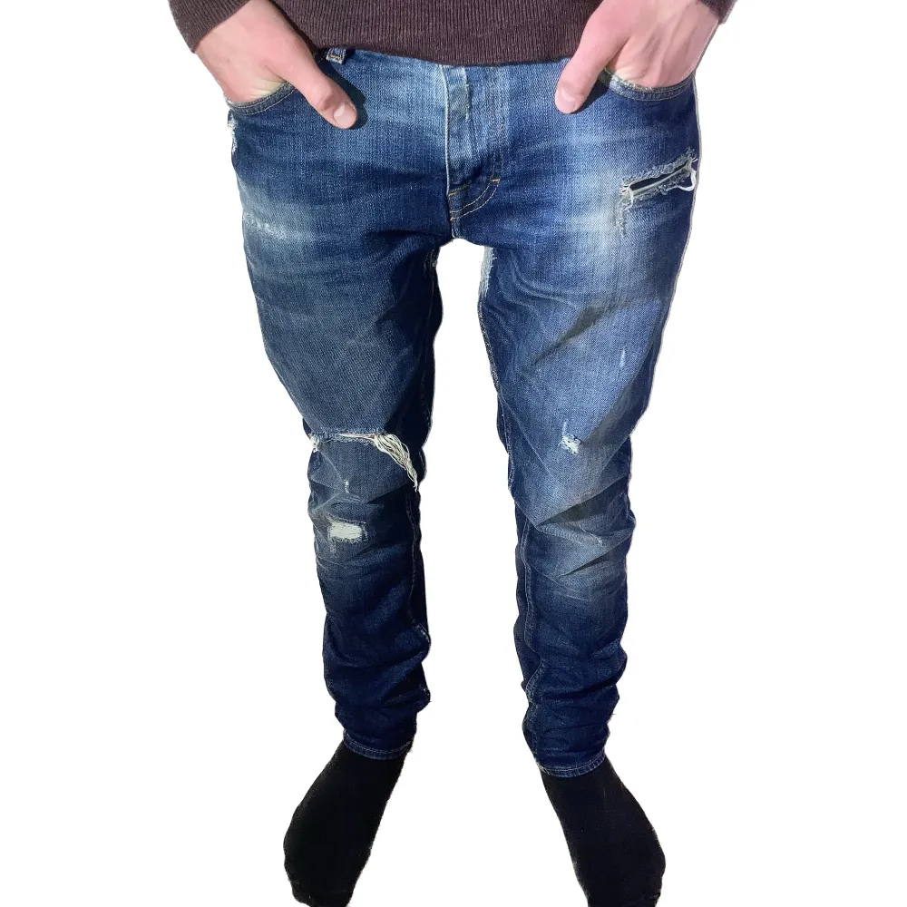 Sjukt feta jeans från Tiger of Sweden! Fint skick! Strlk: w29 l32  Nypris: 1800 Vårt Pris: 499. Jeans & Byxor.