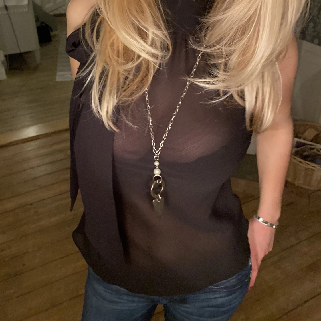 Svart kortärmad topp med knytning - 90