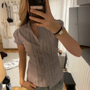 Unik blus med knytning i ryggen - Söt i gott skick. Vintage från Paris 