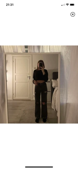 Jeans  - Superfina jeans! Passar mig som har storlek 34/36 sitter superfint! Gillar dock inte jeans med hål i därför säljer jag 🥰