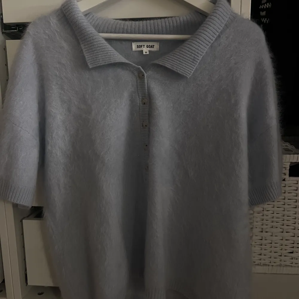 Jättesöt tröja i storlek M. Första bilden är fel färg men samma modell. Den är ljusblå! Aldrig använd. Nypris 2500. Stickat.