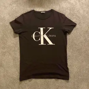 Calvin Klein T-Shirt i storlek L men passar mer som en medium. Trycket har spruckit lite på några ställen men märks knappt