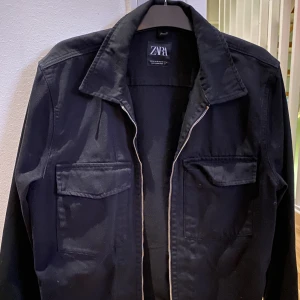 Zara jacka  - Tjena! Säljer nu min zara jacka som är använd 1 gång! Nypris 600-700 kr! Strolek:xl men passar L och även M om man vill ha lite mer oversize!
