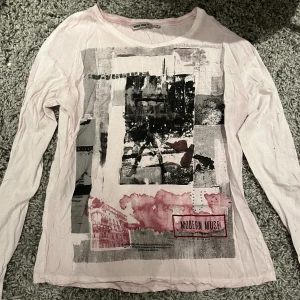 ljusrosa långärmad tröja 🌸 - ljusrosa långärmad tröja med ett print på framsidan. 🖤🩷🤍 väldigt cool och bekväm.