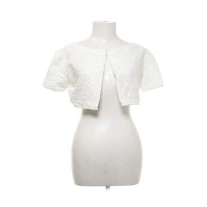 Bolero - Super fin bolero i storlek s. Knappt använd alltså i nyskick❣️ passar perfekt i alla årstider