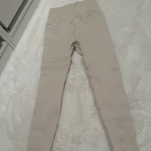 Beige träningstights stronger - Storlek S  Högmidjade   Använda 2 gånger