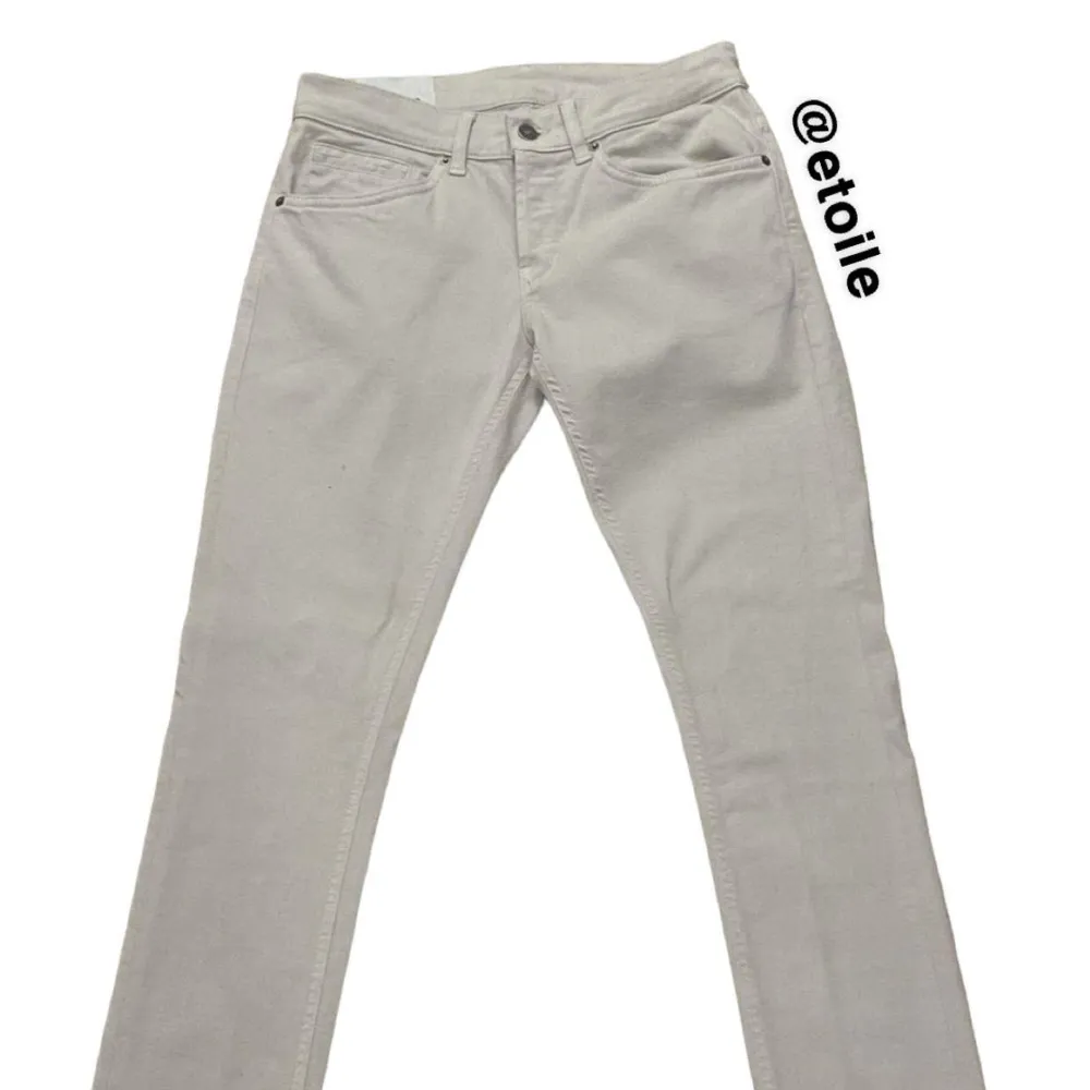 Hej! Säljar dessa sjukt snygga Dondup Jeans i modellen ”George”.  Färgen är ljusgrå och sitter slimmade.   Jeansen används inte längre på grund av att de är för små. Hör av er privat kring funderingar!. Jeans & Byxor.