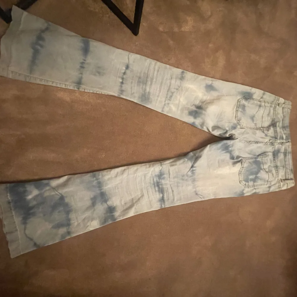 Jätte coola jeans, använda fåtal gånger. Köpta second hand så vet inte märket. Kan diskutera pris . Jeans & Byxor.