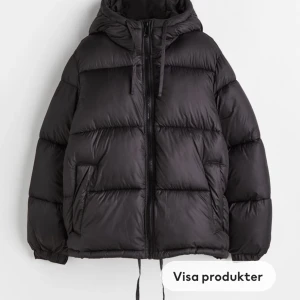 Trendig jacka från HM - Säljer nu min trendiga jacka från HM i strl S, helt ny och är endast testad.