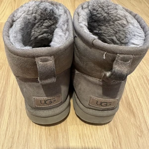 Uggs - Säljer uggs i strl 38 för 150kr, dom är använda och har ett hål vid tån men går säkert att fixa