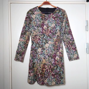 Långärmad klänning  - Mönstrad stilren klänning. Mjukt material med dragkedja från nacken. Har underkjol. Toppen skick. Skulle säga att storleken motsvarar en liten M🌿
