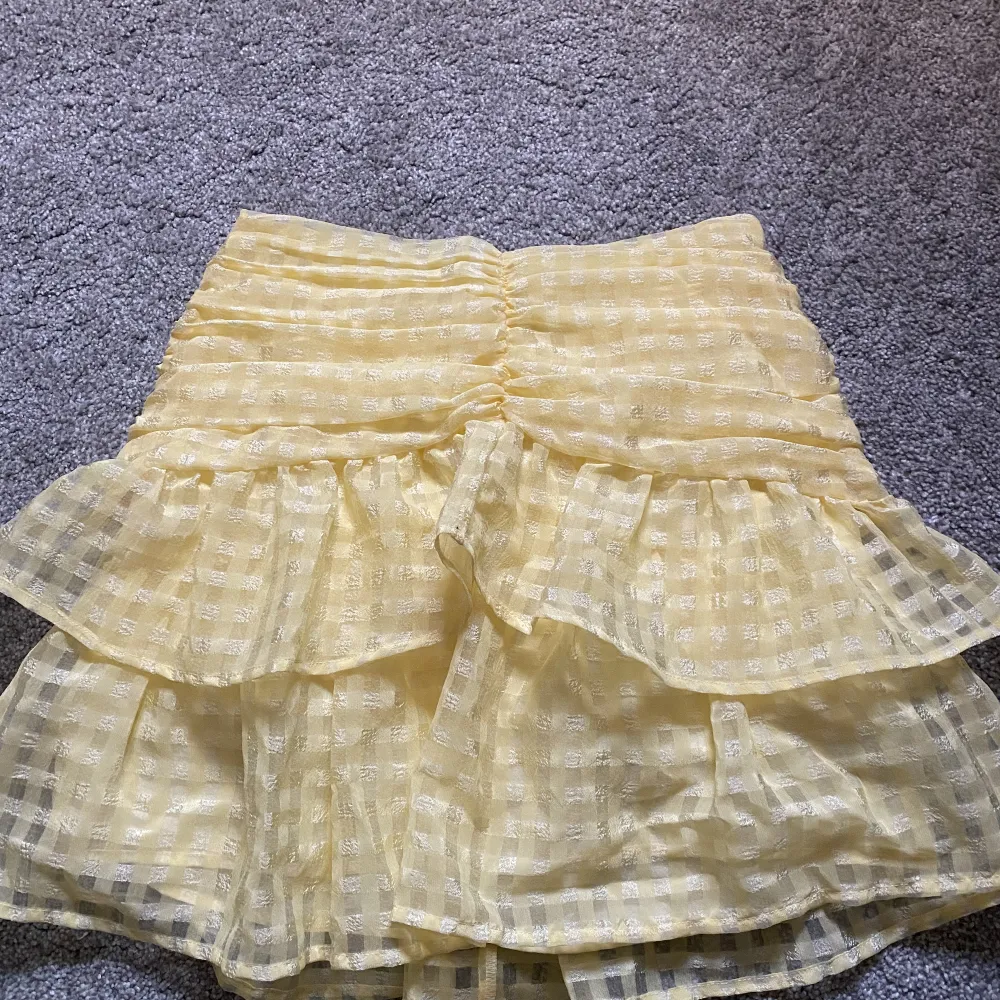 Säljer min superfina kjol från Gina som inte längre används, storlek 36. Skriv privat för flera bilder. . Kjolar.