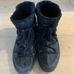 Inuikii skor - Säljer mina inuikiis, de är väl använda men fortfarande snygga, varma och praktiska. Sulan är hel.☺️💕🎀 Jag har fler bilder