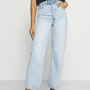 Levis jeans i modellen ribcage straight i strl 24, sitter bra på mig som är ca 163. Nypris 1200 men säljer för 300, inga större tecken på användning 