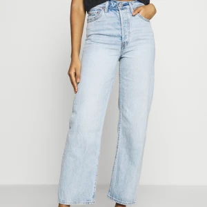 Levis jeans - Levis jeans i modellen ribcage straight i strl 24, sitter bra på mig som är ca 163. Nypris 1200 men säljer för 300, inga större tecken på användning 