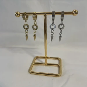 StilSthlm  - Super fina nickelfria örhängen! Finns i både silver & guld. Köp för 99kr/st Eller 185kr/paret Modell 100 Smyckeställningen finns även också att köpa för 299kr!