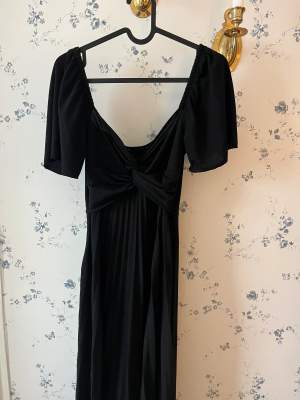 Underbart fin långklänning köpt från Asos i storlek 34. Använd ett fåtal gånger. ✨