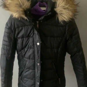 Loveland jacka  - Jag säljer min loveland jacka som använts 1 vinter ungefär den är välvårdad och har inga skador. 