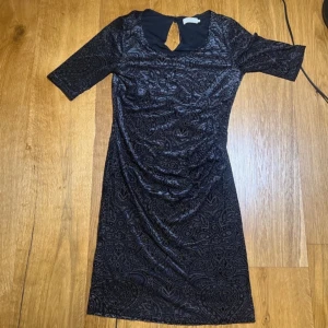 Fin klänning från cream - Fin klänning från cream st L. Bara använd några gånger. #klänning #cream #svart #kortklänning #figure 