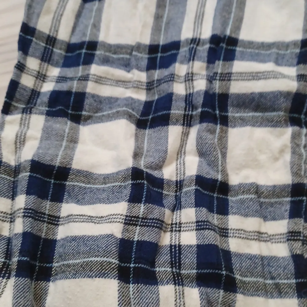 Jag säljer mina rutiga pyjamas byxor från H&M! Jag säljer dessa för att dem är för små. Skriv till mig om du är intresserad💗. Jeans & Byxor.
