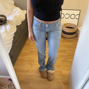 lågmidjade jeans - snygga lågmidjade jeans men såå snygga detaljer!!! tyvärr för långa på mig!! passar stl 36🏄‍♀️🪩
