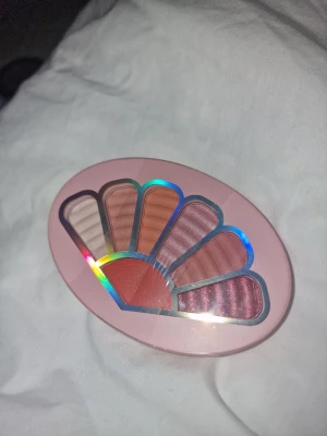 Ögonskuggspalett - Oöppnad och ny ögonskuggspalett🦋 Nypris oklart då jag fick denna som gåva men har så många paletter