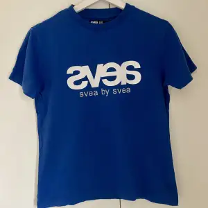 Snygg blå T-shirt från Svea i storlek XS.