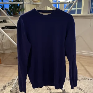 Herr tröja - Jättefin blå färg, Kashmir tröja herr Färgen på bilden kan vara missvisande, skickar mer bilder privat 