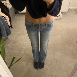 Lågmidjade bootcut jeans - Lågmidjade bootcut jeans från only i storlek w26 l32. Midjemått: 76cm innerbensmått: 73cm. Jag är ca 167 cm.