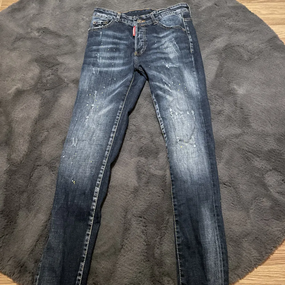 Dsquared2 jeans köpte för 1200 i room 1006 i Emporia Malmö. Fint i skick, byte går oxå bra.. Jeans & Byxor.