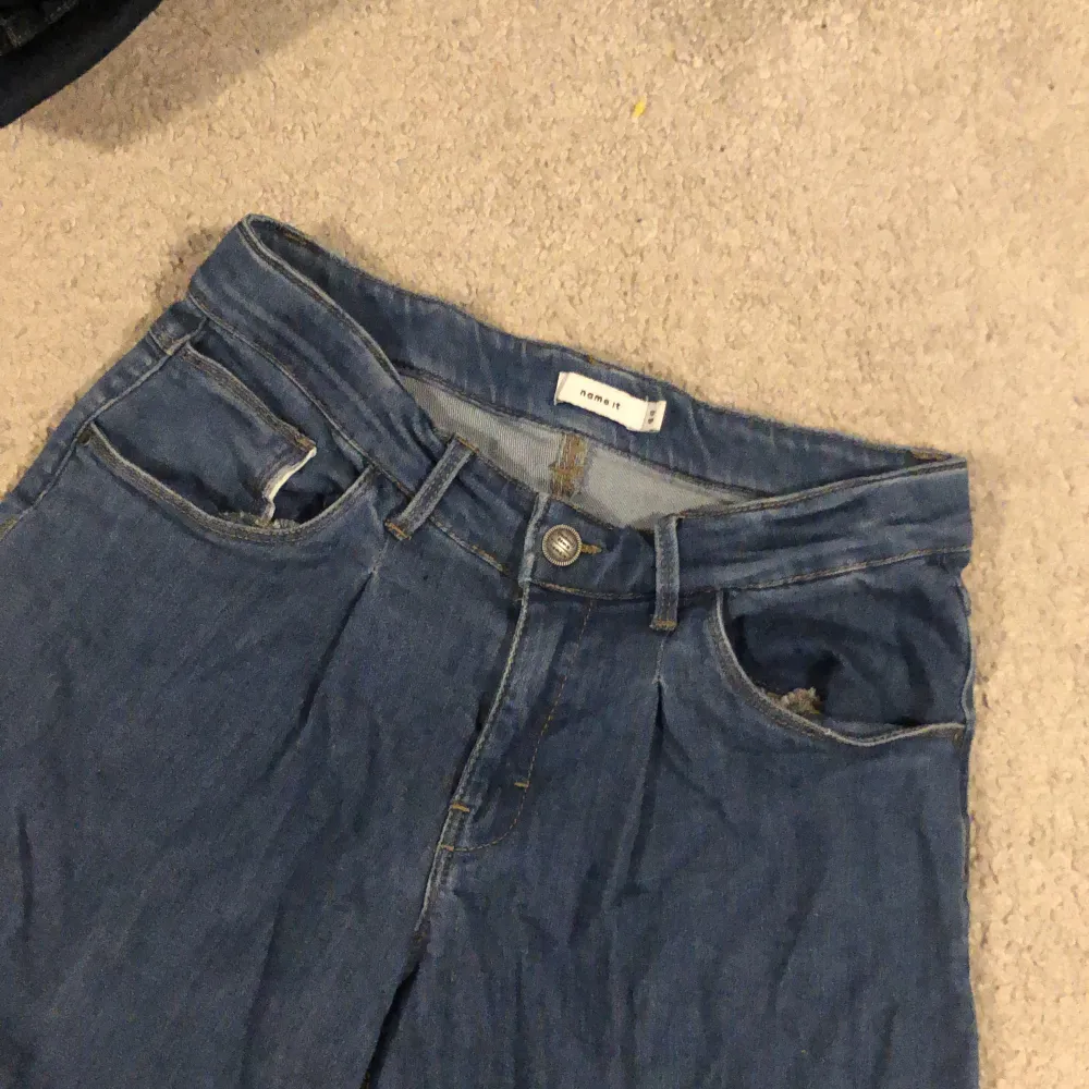 Säljer ett par jätte jätte fina jeans från name it (köpte på zalando tror jag) i storlek 158. (13 y)  Inte använda en enda gång pga att de är för korta. Lågmidja och snygga fickor🫶😍. Jeans & Byxor.