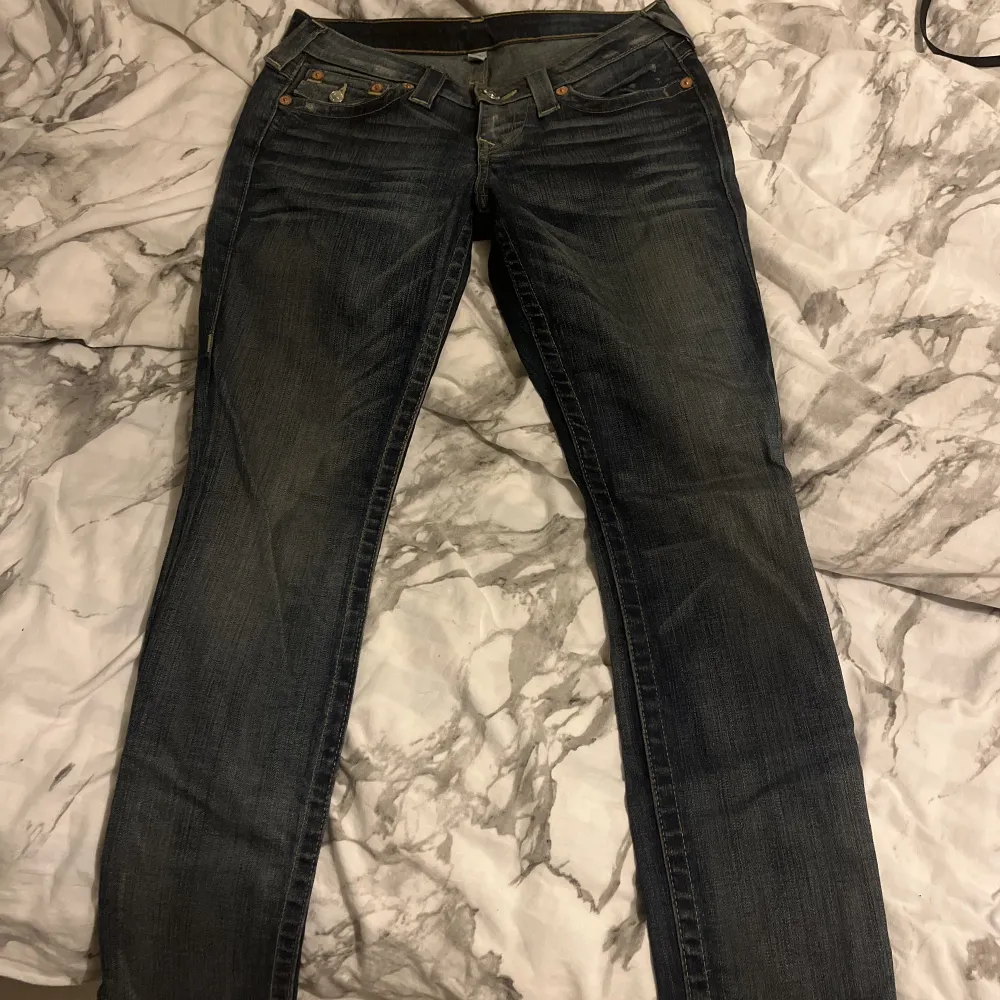 Superfina true religion jeans köpta här på Plick men som tyvärr är för små för mig (därför skickar jag INGA bilder med dem på). Om dem hade passat hade jag behållt😭. Jeans & Byxor.