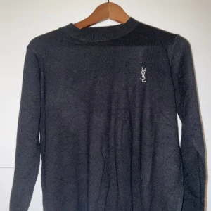 Saint Laurent Stickad tröja - Säljer denna då den e för liten, väldigt snygg o väldigt skönt material. Liten i storleken så skulle säga S/M