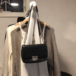 Michael kors väska - Intressekoll på min  Michael kors väska. Köpte den secondhand och är inte så använd av mig. Den silvriga färgen på väskan har slitits bort lite. (Kan visa bilder om ni undrar) går jätte bra med prisförslag 🫶