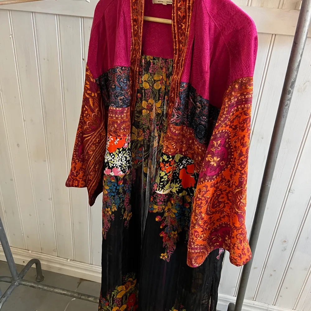 Underbar, flowig maxi kimono från Free People.   Som ny Nypris: 1500. Blusar.