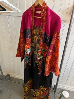 Kimono från Free People  - Underbar, flowig maxi kimono från Free People.   Som ny Nypris: 1500