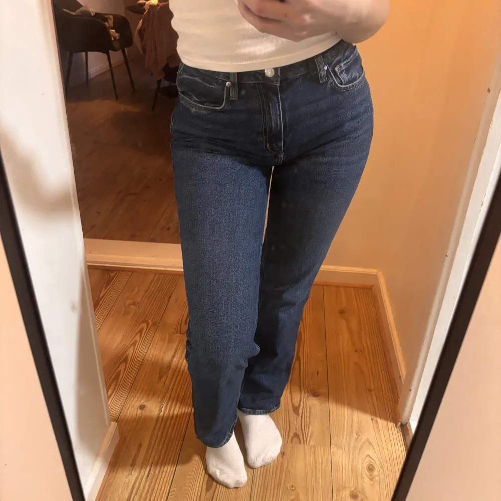 Snygg jeans i mid waist straight modellen från Cubus. Slutsålda online. Säljer även i dom andra två färgerna. W25L32. Jeans & Byxor.