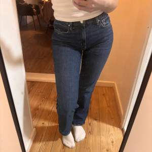 Snygg jeans i mid waist straight modellen från Cubus. Slutsålda online. Säljer även i dom andra två färgerna. W25L32