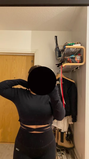 Fin svart topp med band som knyts runt - Jätte fin har bara inte använt den på ett tag