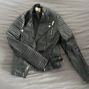 Skinnjacka - Jackan har blivit för liten för mig därav säljer jag den. Från Madlady