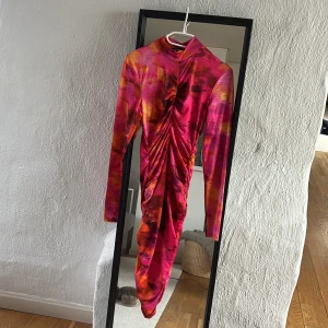 Nyårs klänning  - Säljer en klänning ifrån bikbok, prislapp sitter kvar. Hög i hals och åtsittande längst kroppen. Är som en färg bomb!   Nypris 299 