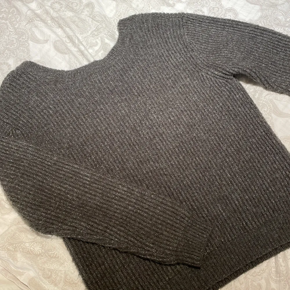 Mörkgrå stickad tröja från NA-KD, XS  Tröjan har djup rygg, säljer då den inte används längre ☺️Köparen står för frakten 📦🥰. Tröjor & Koftor.
